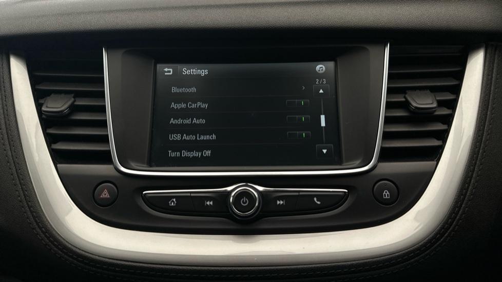 Bluetooth / Apple CarPlay / Android Auto 