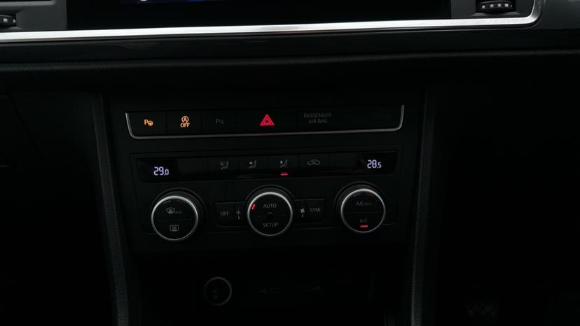 Air Conditioning /Dual Climate Control /Auto Stop/Start/Auto Park 