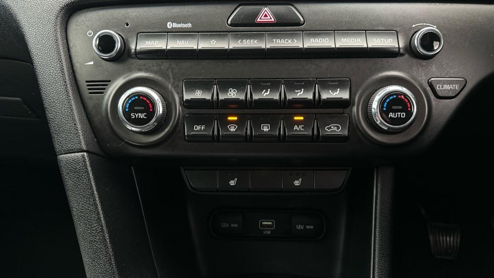 Dual Climate Control / Air Conditioning / Heated Seats 