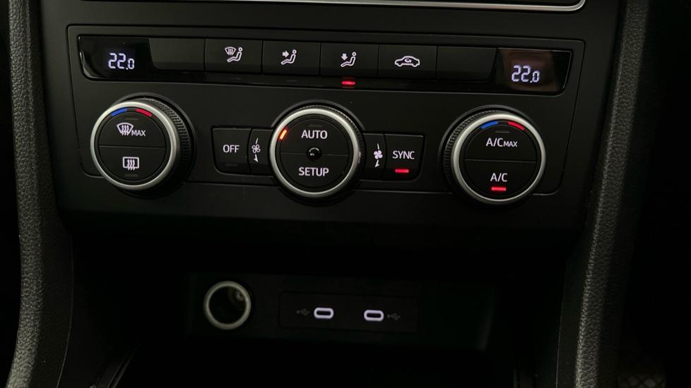 Dual Climate Control  / Air Conditioning 