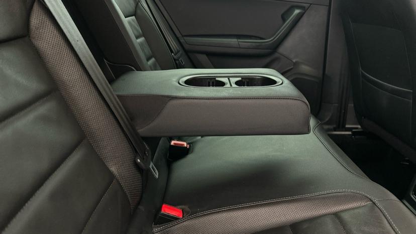 Rear Armrest/ Cup Holder