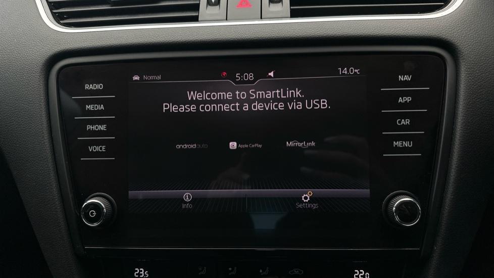 Apple Car Play & Android Auto