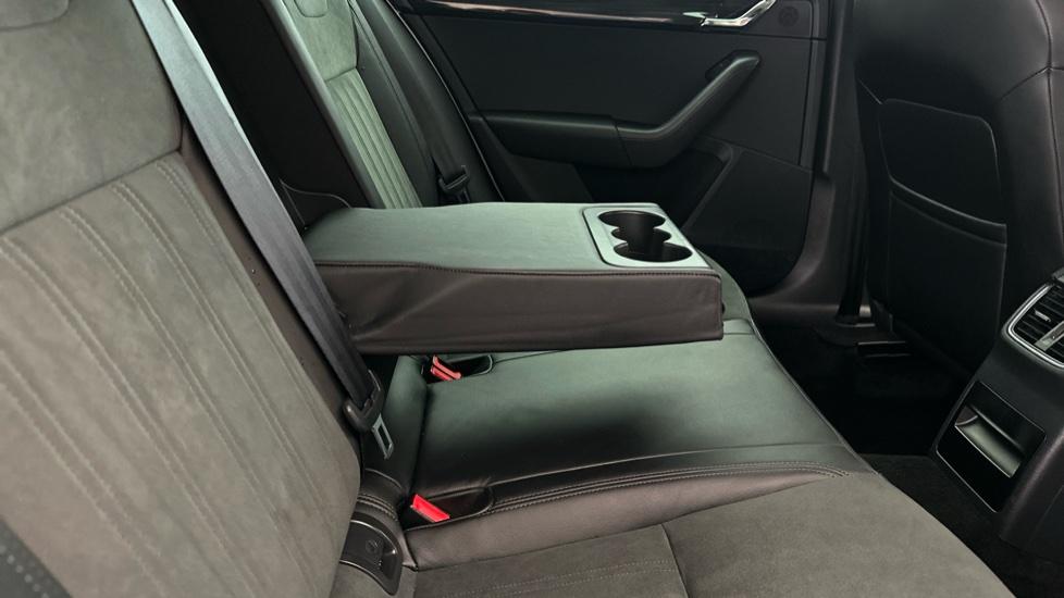 Rear Armrest/ Cup Holder