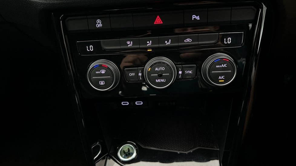 Air Conditioning /Dual Climate Control /Wireless Charger /Auto Stop/Start 