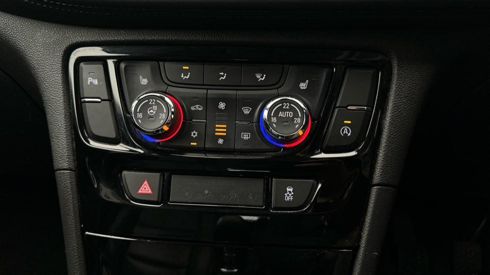 Dual Climate Control  / Air Conditioning  / Auto Stop/Start 