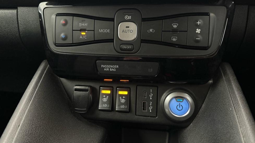 Air Conditioning /Dual Climate Control /Heated Seats 