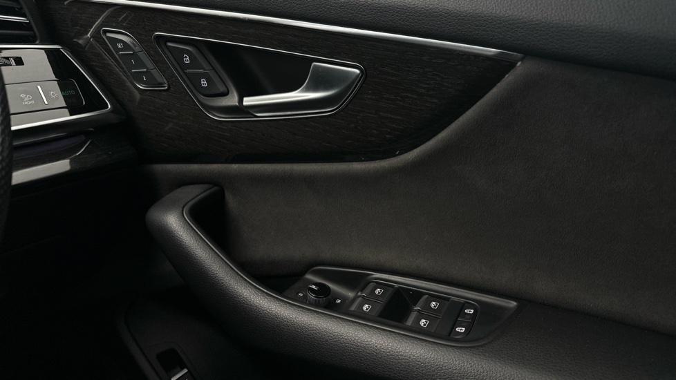 Electric Windows / Wing Mirrors / Memory Seats 