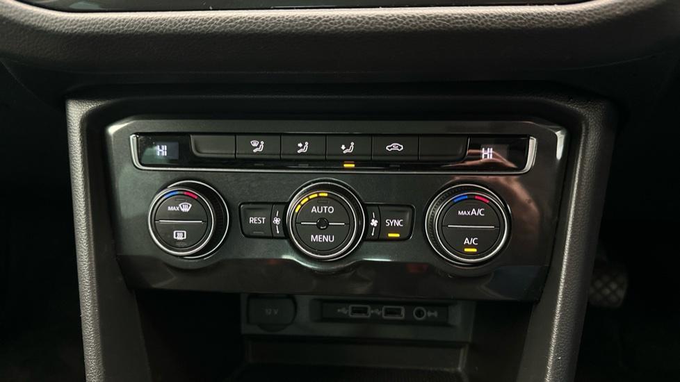 Dual Climate Control  / Air Conditioning 