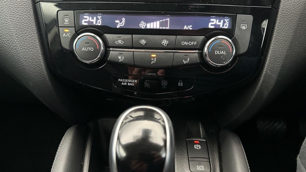 Dual Climate Control /Air Conditioning 