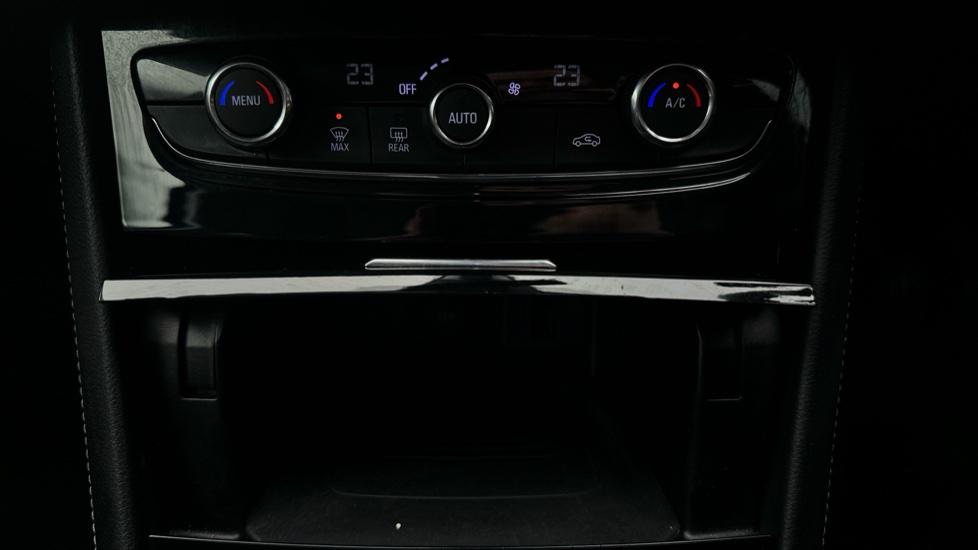 Air Conditioning /Dual Climate Control / Wireless Charger 