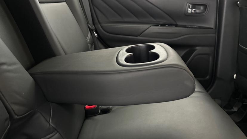 Rear Armrest/ Cup Holder