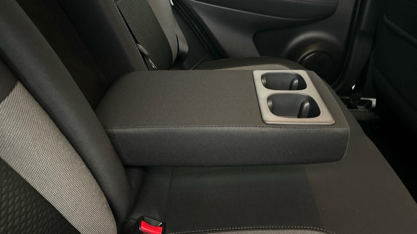 Rear Armrest/ Cup Holder