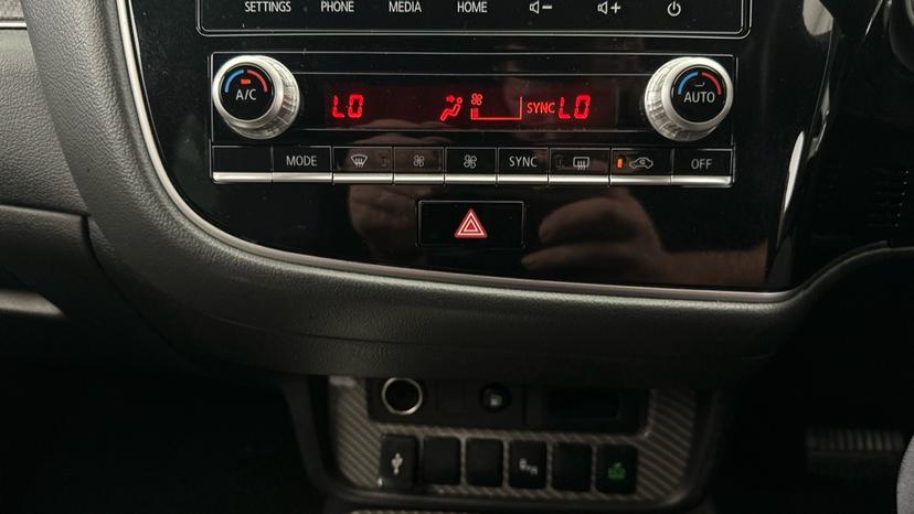 Dual Climate Control / Air Conditioning 