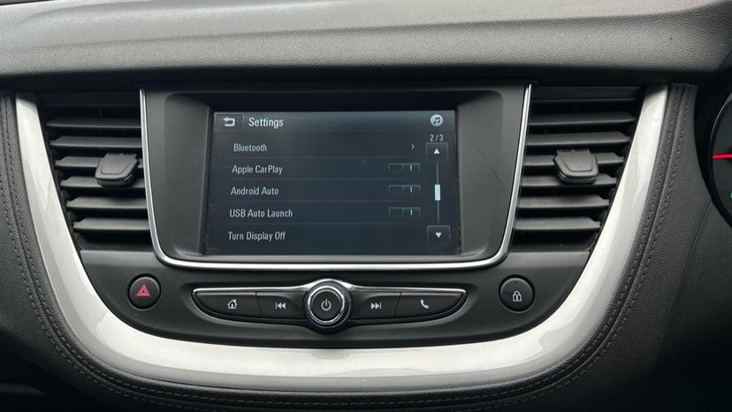 Bluetooth / Apple CarPlay / Android Auto 