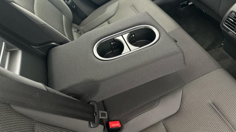 Rear Armrest/ Cup Holder