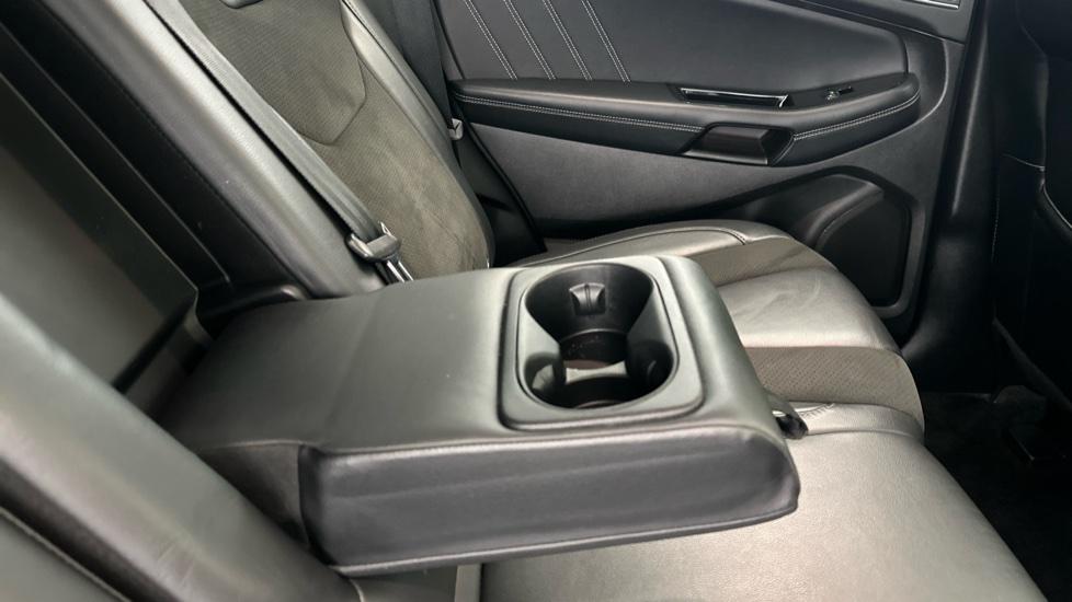 Rear Armrest/ Cup Holder