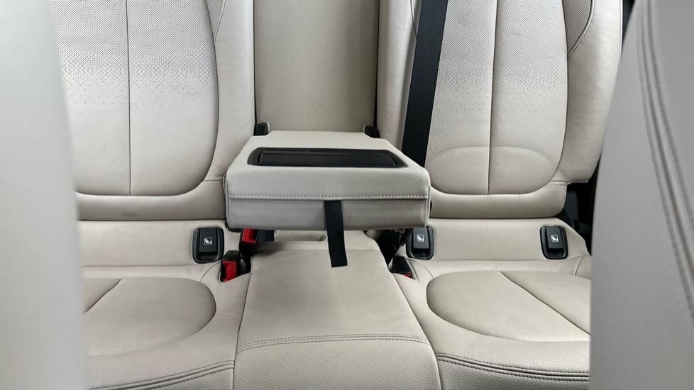 Rear Armrest/ Cup Holder