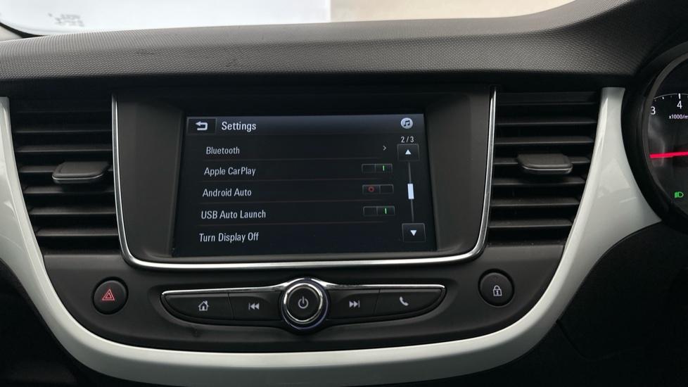 Bluetooth / Apple CarPlay / Android Auto 