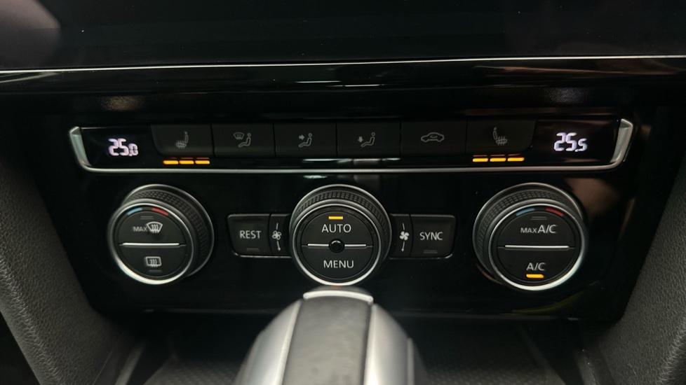 Air Conditioning /Dual Climate Control /Heated Seats 