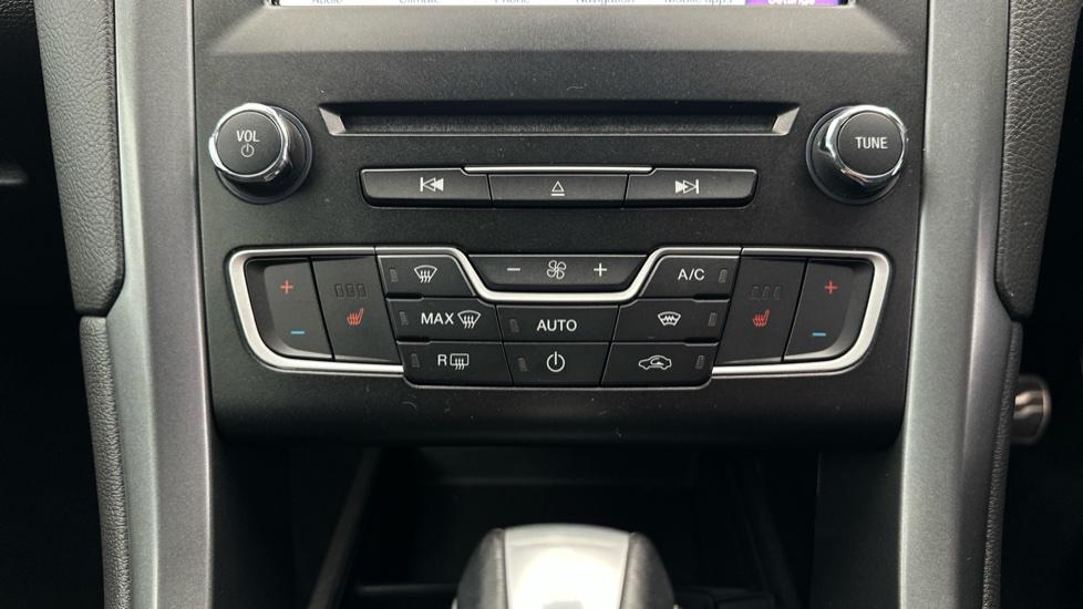 Dual Climate Control / Air Conditioning / Heated Seats 