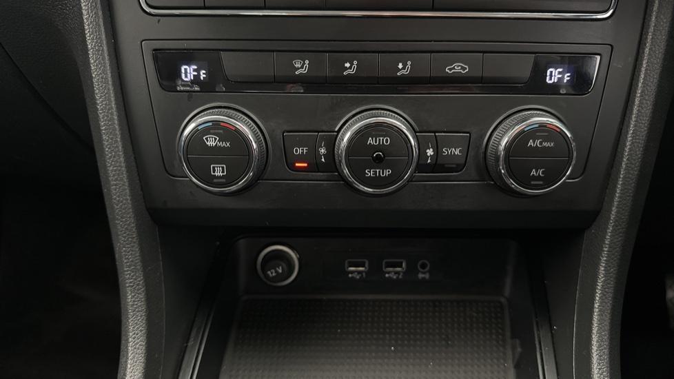 Air Conditioning/Dual climate control 