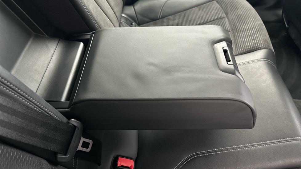 Rear Armrest/ Cup Holder