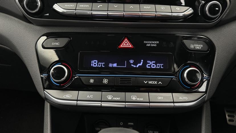 Air Conditioning/Dual climate control 
