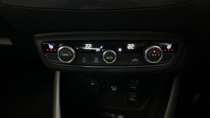 Dual Climate Control  / Air Conditioning  / Heated Seats 