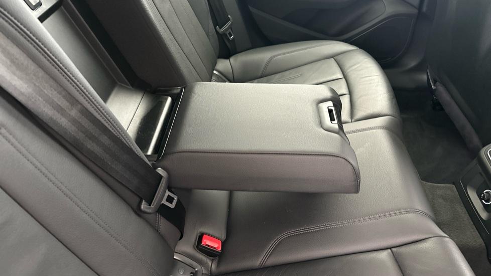 Rear armrest 