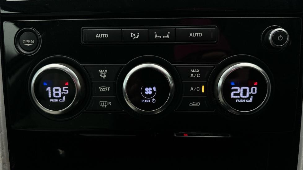 Air Conditioning /Dual Climate Control/Heated Seats 