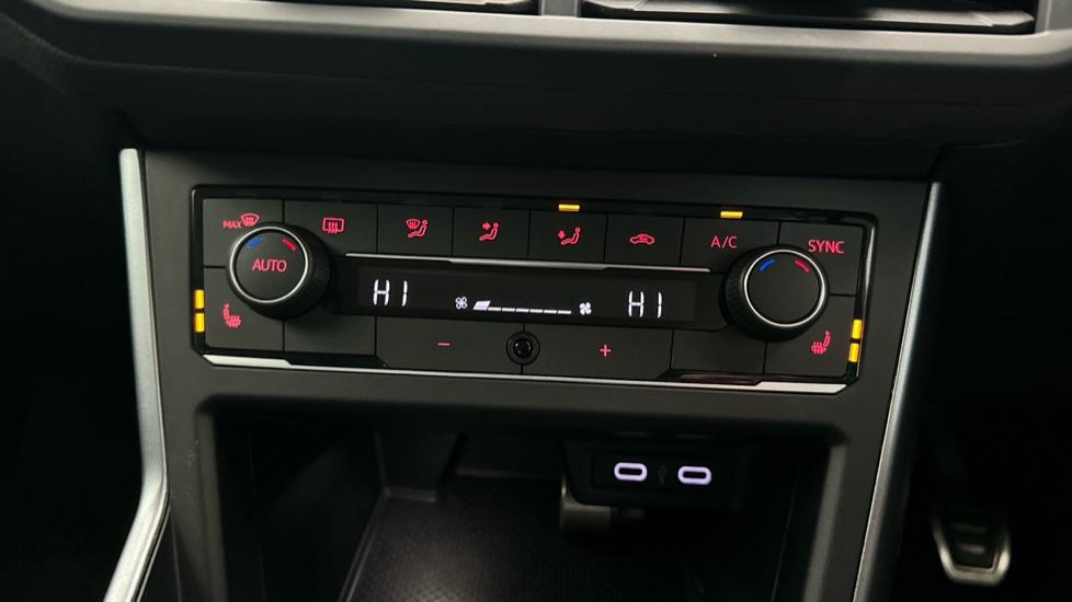 Dual Climate Control  / Air Conditioning  / Heated Seats 