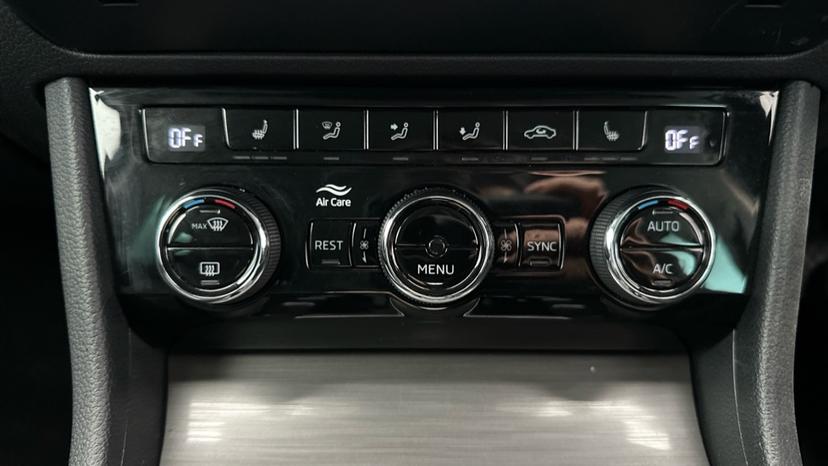 Air Conditioning /Dual Climate Control /Heated Seats 