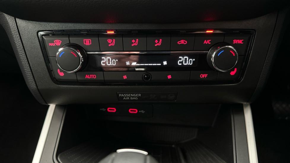 Dual Climate Control / Air Conditioning / Heated Seats 