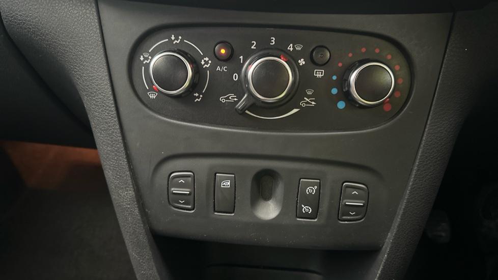 Air Conditioning /Cruise Control / Speed Limiter /Electric Windows 