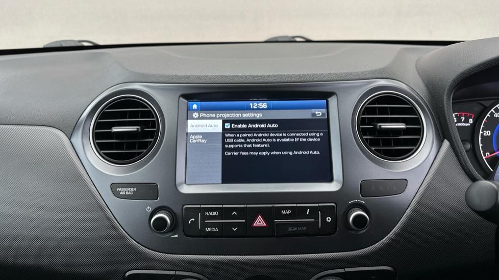 Apple CarPlay / Android Auto 