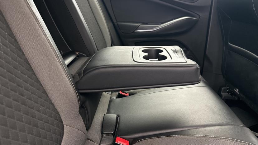 Rear Armrest/ Cup Holder