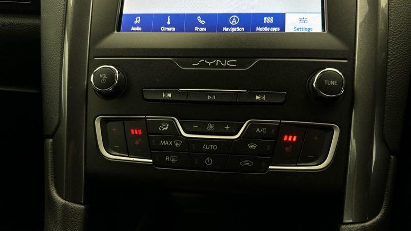 Air Conditioning /Dual Climate Control /Heated Seats 