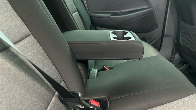 Rear Armrest/ Cup Holder