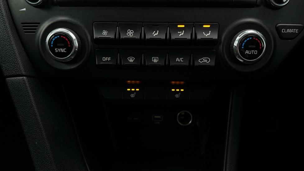 Air Conditioning /Dual Climate Control /Heated Seats 