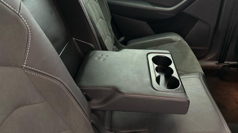 Rear Armrest/ Cup Holder