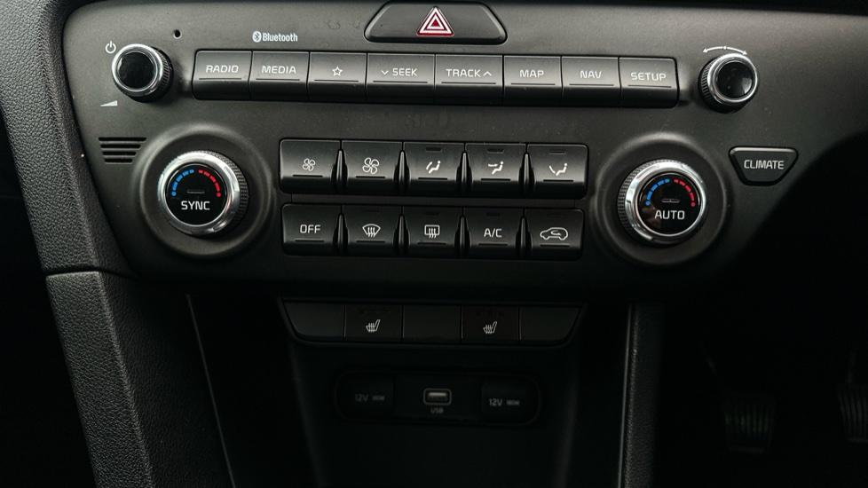 Air Conditioning / Dual Climate Control / Heated Seats 