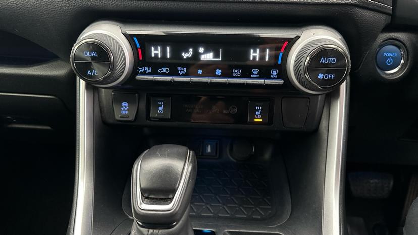 Dual Climate Control / Air Conditioning / Heated Seats 