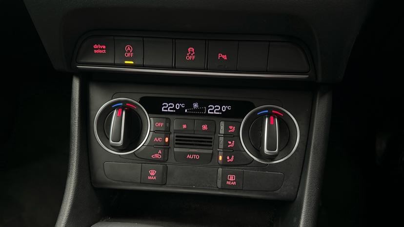 Dual Climate Control  / Air Conditioning  / Auto Stop/Start 