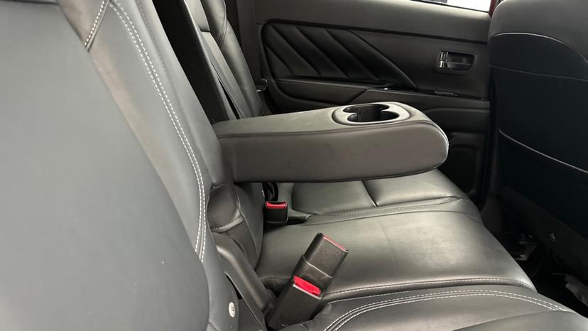 Rear Armrest/ Cup Holder