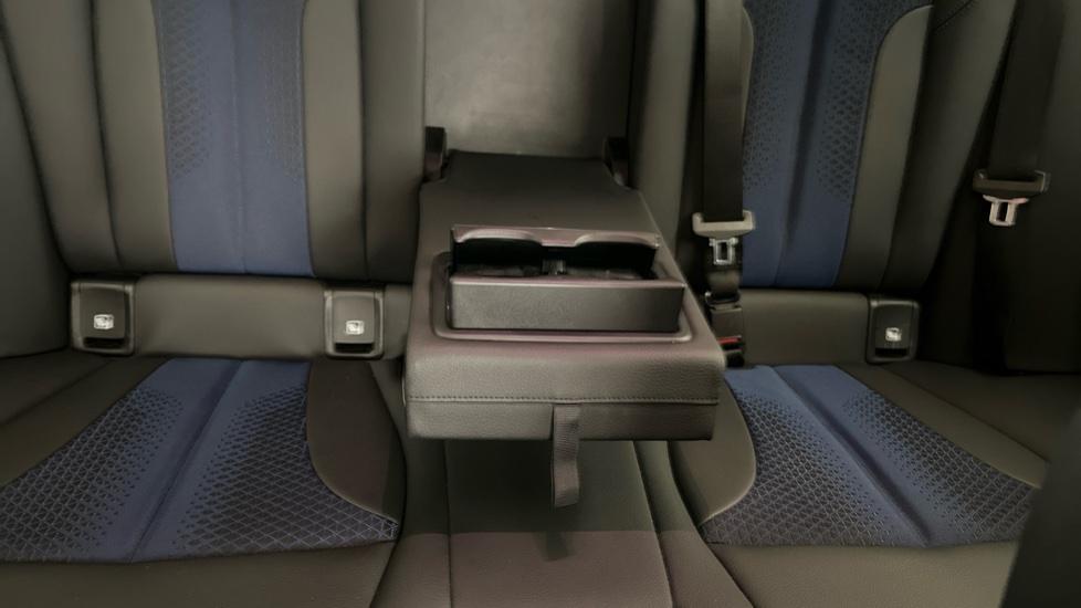 Rear Armrest/ Cup Holder