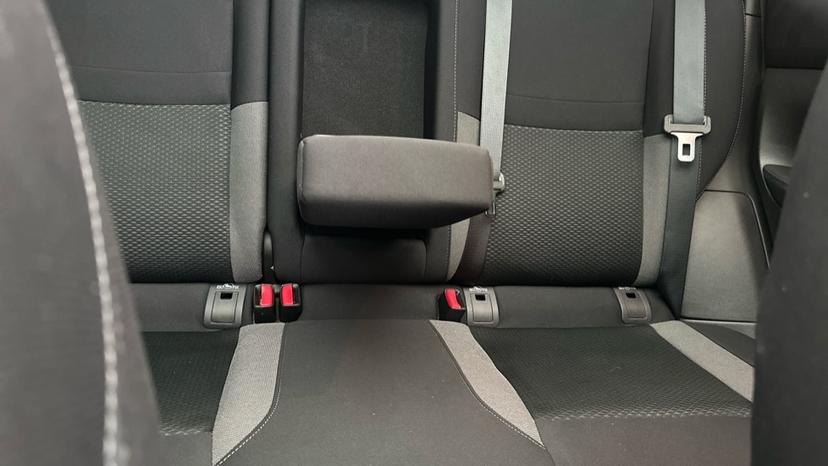 Rear Armrest/ Cup Holder