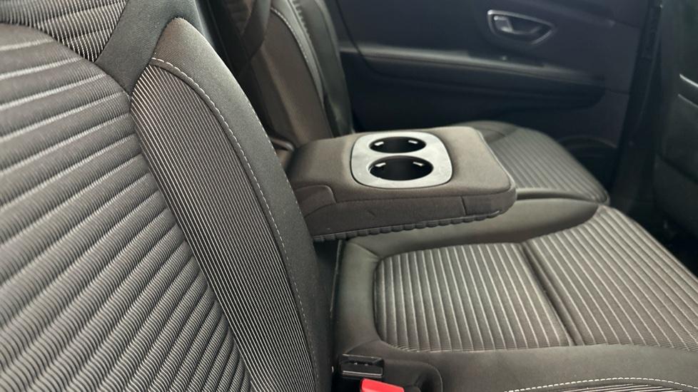 Rear Armrest/ Cup Holder