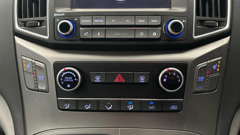 Air Conditioning /Heated Seats 