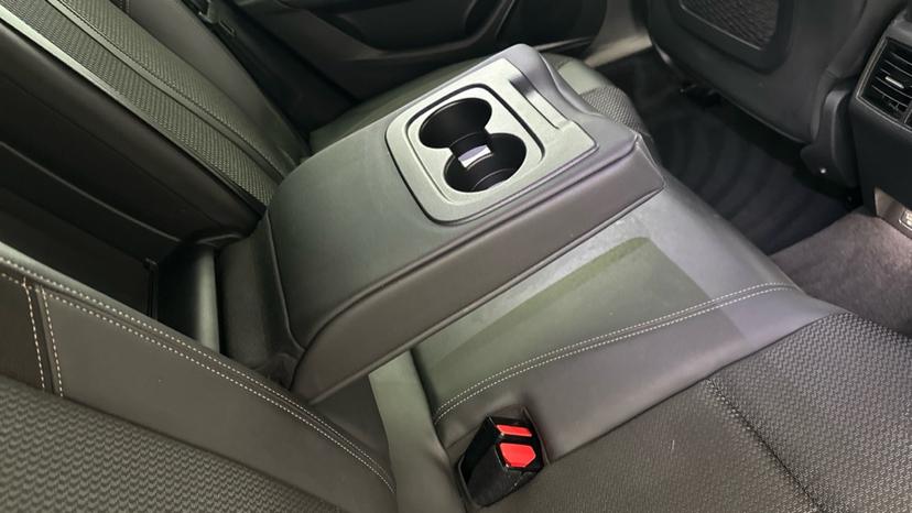 Rear Armrest/ Cup Holder