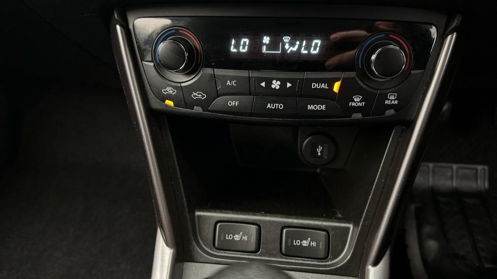 Dual Climate Control / Air Conditioning / Heated Seats 